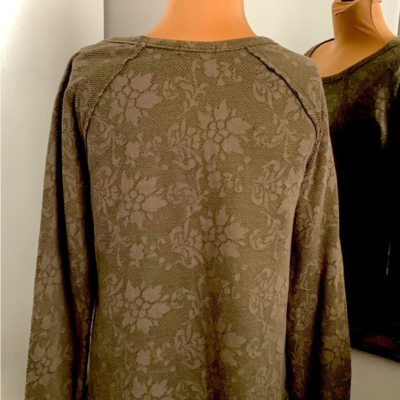 TOP PATTERN SWEATSHIRT FABRIC RUFFLE AVOCADO GREEN.  SIZE S//M - Picture 5 of 6